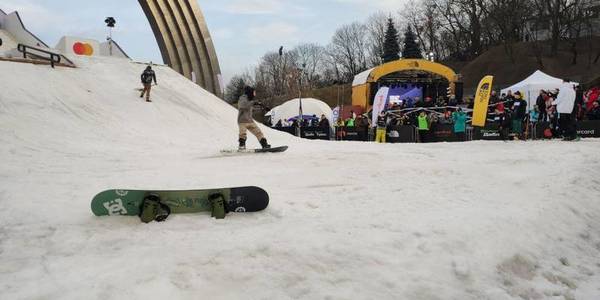 Під аркою Дружби Народів у Києві з'явилося 130 тонн снігу