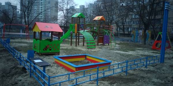 На Троєщині встановили дитячий майданчик