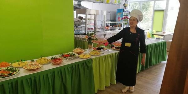 Шеф-кухарі шкільних їдалень Києва поділилися творчими стравами