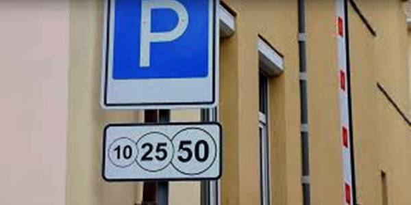У Києві ресторани незаконно захопили паркувальні місця: з цим розберуться