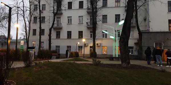 На Рейтарській відкрили інноваційний сквер з ліхтарями-пелюстками