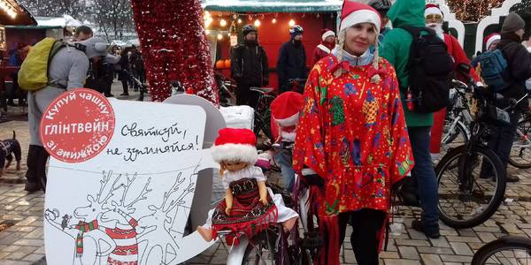 Діди Морози та гноми на велосипедах проїхали центром Києва
