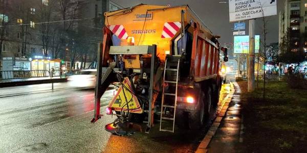 У Києві ожеледь: на дороги розпилюють під тиском сіль 