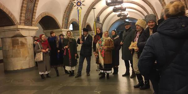 У Києві можуть обмежити вхід у метро через колядників