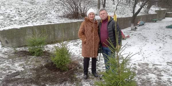 У столичному Сквері волонтерів висадили особливі ялинки