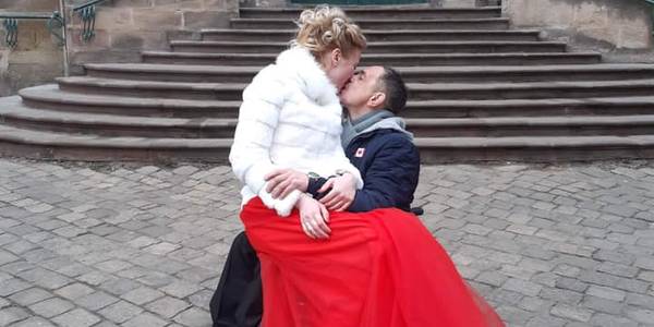Такого у Києві ще не було: на залізничному вокзалі обвінчали молодят