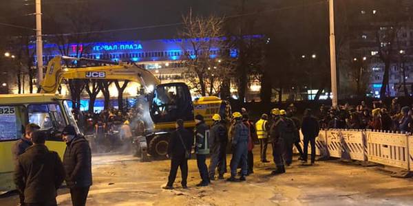 Без тепла не залишаться: заступник Кличка перевірив, що відбувається біля затопленого торговельного центру