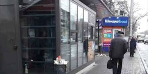 У Києві взялися за сміттєвий колапс на зупинках 
