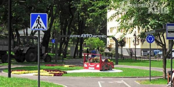 У Подільскому районі висадили тисячі дерев та кущів та пропонують роботу всім охочим
