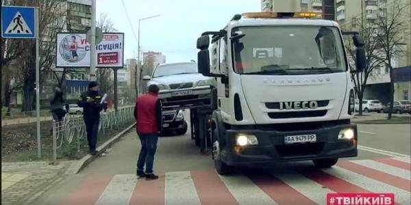 Кличко показав, як забирають автомобілі на Березняках
