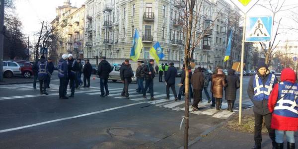 Другий день протестувальники перекривають дорогу в центрі Києва