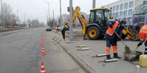 На вулицях Києва масово встановлюють стовпчики проти автомобілів