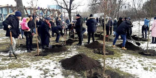 На Печерську посадили сад на честь єврейського свята