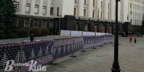 Ковзанку біля Офісу Президента прибирають