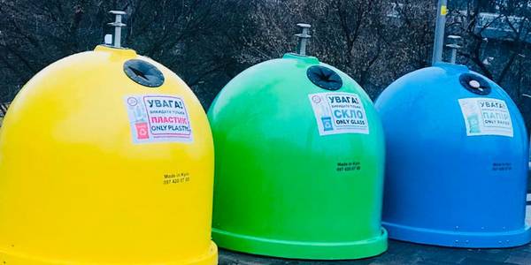 Різнокольорові «дзвіночки» для сміття встановлюють на вулицях столиці 