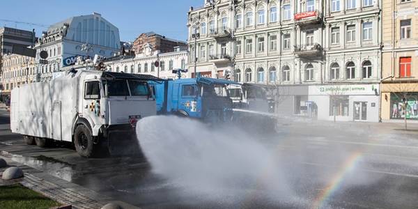 Центральні вулиці Києва дезінфікують гвардійці
