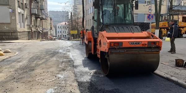 Кому в карантин добре: дорожники ремонтують вулиці по усій столиці