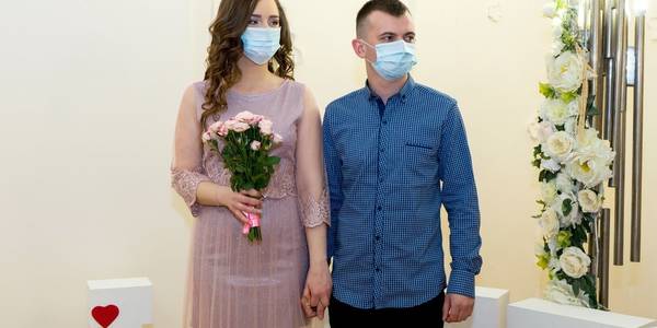 Ніякий вірус не завадить: у столиці пари одружуються попри карантин