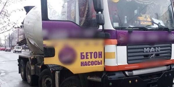 У Києві дуже п’яний водій бетонозмішувача ледь не випав із кабіни