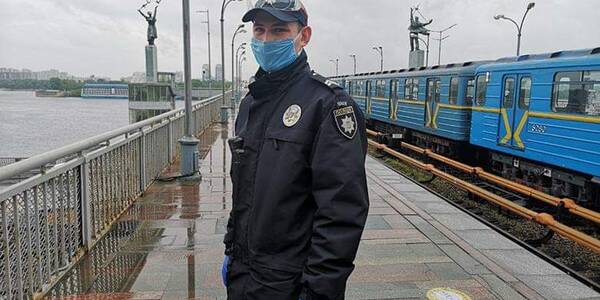 На станції метро чоловіка врятували від фатального стрибка