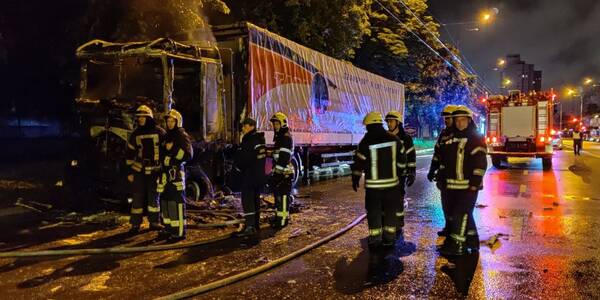 У Києві згоріли два автомобілі