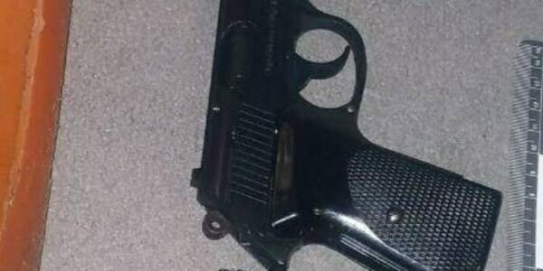 У столичній маршрутці чоловік погрожував пасажирам пістолетом