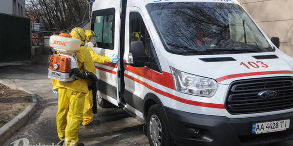 У Києві до лікарні з хворими на коронавірус утворилася черга «швидких» 