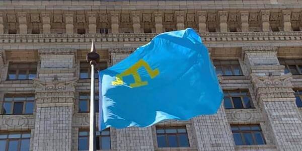 Біля київської мерії підняли кримськотатарський прапор