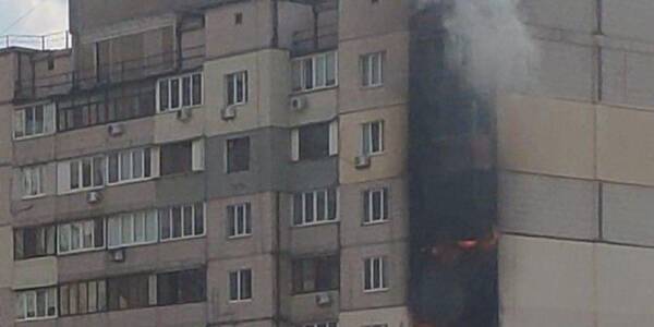 На Позняках у Києві біля постраждалого будинку горіла багатоповерхівка