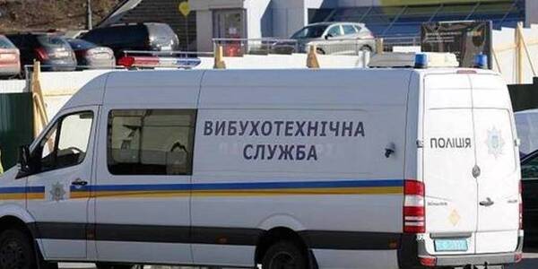 Поліцейські спіймали жінку, яка 18 разів «мінувала» будівлю у Києві