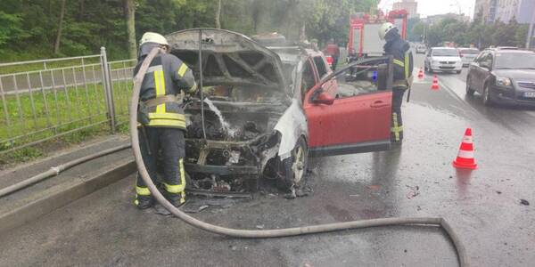 Ще один автомобіль згорів у Києві