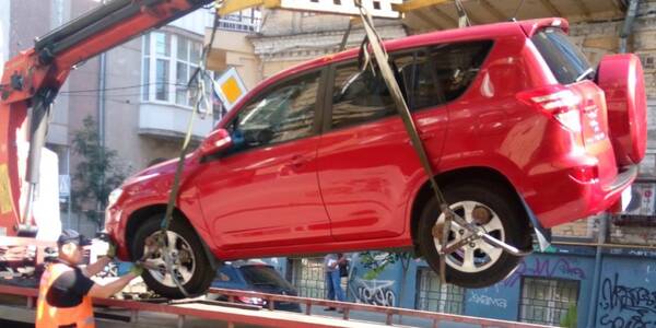 У Києві продовжують евакуйовувати авто з велосмуг