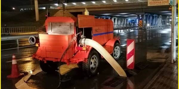 Перед грозою на дороги столиці виїхала гідротехнічна служба