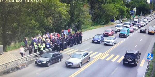 Поліція відтіснила мітингувальників із проїжджої частини мосту Метро. Оновлено