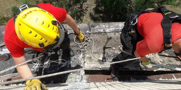 На Оболоні укріпили бетонну конструкцію, яка мало на впала на голови перехожим