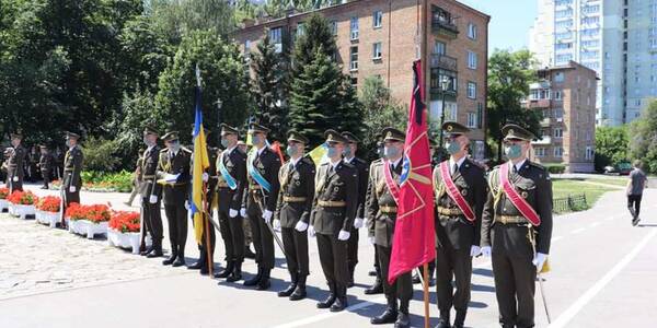 У столиці сьогодні приспустили державні прапори