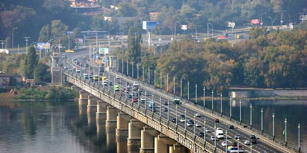 Через зношену теплотрасу, на мосту Патона 28 разів спостерігали водоспад