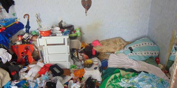 Антисанітарія та бруд: показали умови проживання дітей у Києві з горе-матір'ю