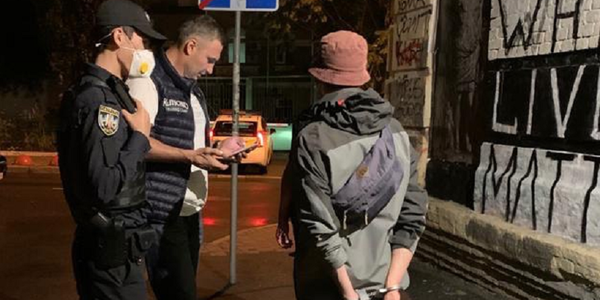 Кличко затримав двох «художників», які псували будинок