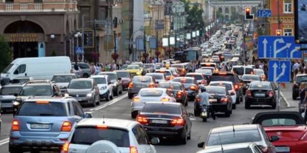 Де у Києві побільшало та поменшало автомобілей на дорогах