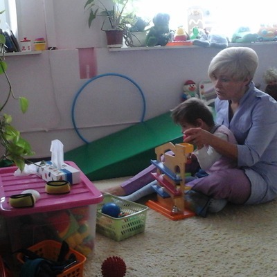 Бобат-терапевт займається з дівчинкою хворою на ДЦП