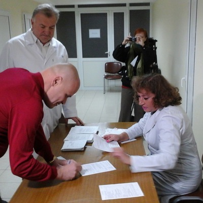 Потенційному донору дають заповнити анкету з оцінки стану здоров'я