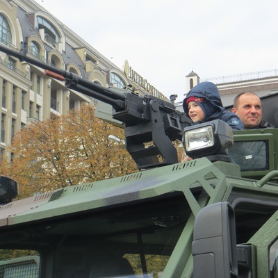 Юний солдат на бронетранспортері