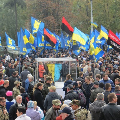На площі зібралося дуже багато людей