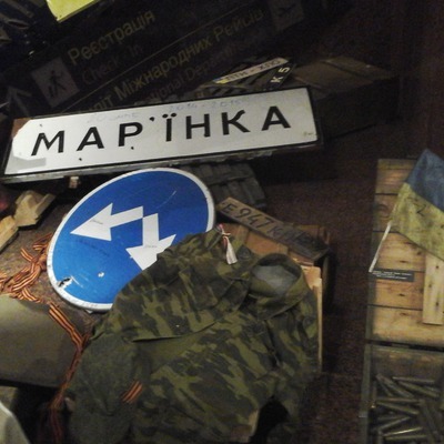 Дорожні знаки посічені осколками та кулями