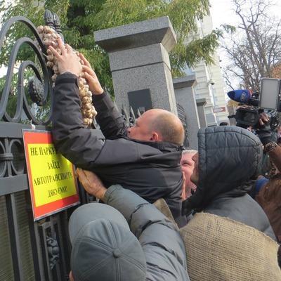 Сергій Каплін вішає цибулю на ворота