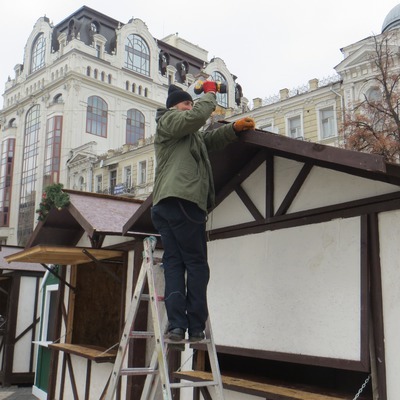 Монтаж Різдвяного містечка