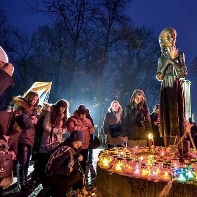 Кияни несуть лампадки до Меморіалу пам'яті жертв голодоморів в Україні.
