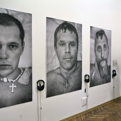 Cпівкуратор виставки Тарас Полатайко представив фотографії та аудиозаписи розмов з пораненими бійцями, зробленими у військовому шпиталі