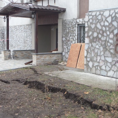 Тріщини уже під самим під'їздом